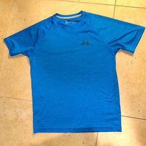 Under armor, blue heathered, excellent condition, loose heat gear shirt, small